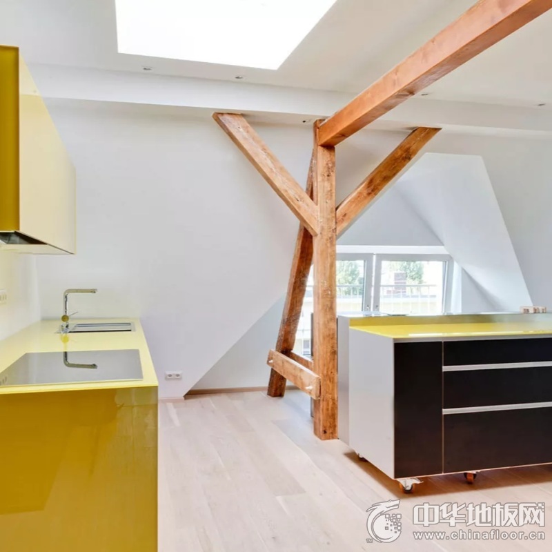 阁楼浅色地板装修效果图 灰姑凉也会爱上它