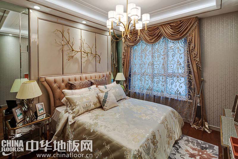 这款欧式卧室地板图片布局结构严密,丝绸面料的床品,略显褶皱的咖色罗马帘呈现丝滑的垂感,彰显复合情怀,让居室中成为最前沿的风景。偏红色的实木地板更添卧室暖意,也带来了舒适的脚感。(图片来源于网... --> 这款欧式卧室地板图片布局结构严密,丝绸面料的床品,略显褶皱的咖色罗马帘呈现丝滑的垂感,彰显复合情怀,让居室中成为最前沿的风景。