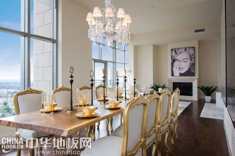 这款看上去金碧辉煌的餐厅木地板图片,金色的餐具、整齐排列的餐椅,彷如中世纪列队整齐的骑士,威武不侵。选用棕色的实木地板也能托起这股庄严的欧式风格。明明是混搭的风格,却不会觉得跳脱时尚。(图片... --> 这款看上去金碧辉煌的餐厅木地板图片,金色的餐具、整齐排列的餐椅,彷如中世纪列队整齐的骑士,威武不侵。