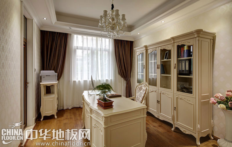 这款白色欧式书房地板图片会成为一个让疲倦的身心得以安住的心灵港湾,借用纱帘、绿植和手抓纹地板,这些低彩度的色调,在给视觉带来一抹清新的同时,也使浮躁的心灵安静下来,思考生活的真意。(图片来源... -->