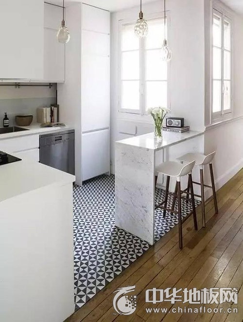 比如在开放式的厨房 客厅里,用地砖来划分厨房的区域,还可以避免昂贵